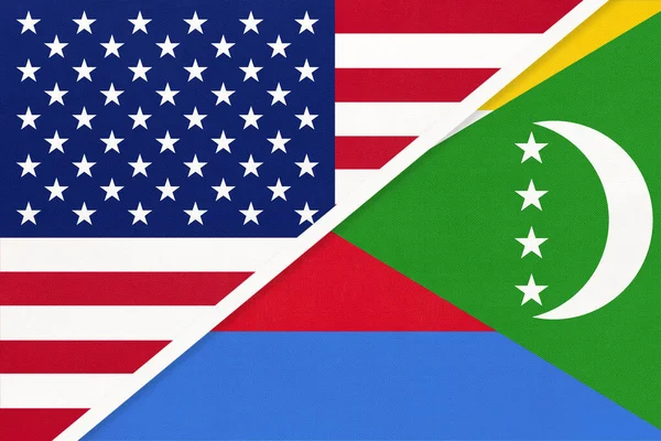 Usa vs Comoros національний прапор з текстилю. Відносини між двома американськими та африканськими країнами. — стокове фото