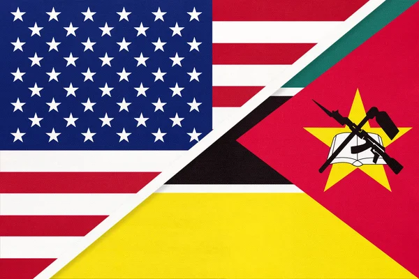 Уса проти мозамбікського національного прапора з текстилю. Відносини між двома американськими та африканськими країнами. — стокове фото