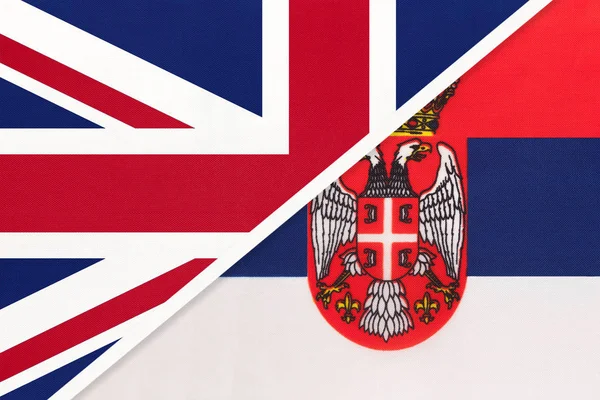 Великобритания против Сербии национальный флаг из текстиля. Отношения между двумя европейскими странами . — стоковое фото