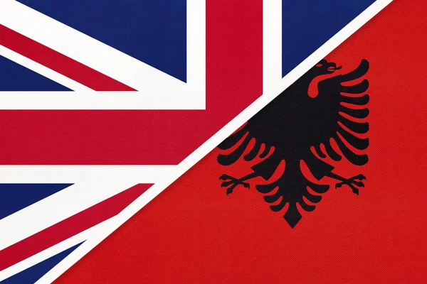 Egyesült Királyság kontra Albánia nemzeti zászló textilből. A két európai ország közötti kapcsolat. — Stock Fotó