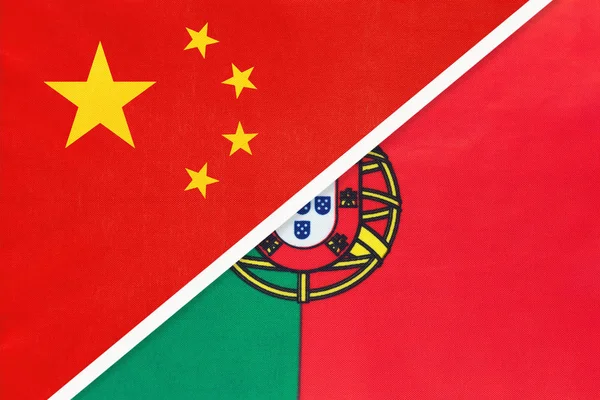 China ou RPC vs bandeira nacional de Portugal a partir de têxteis. Relação entre países asiáticos e europeus . — Fotografia de Stock