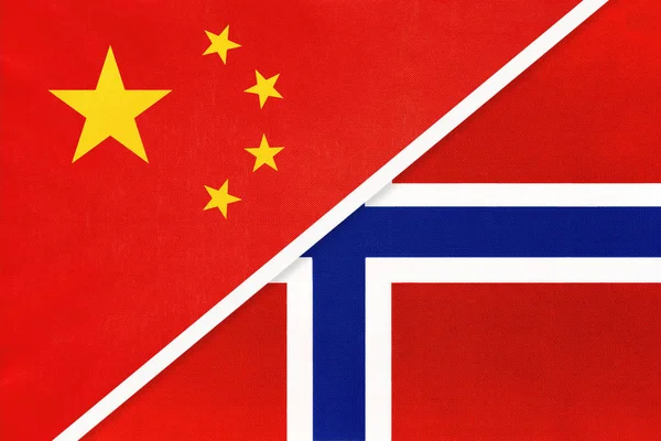 China of Prc vs Noorwegen nationale vlag van textiel. Betrekkingen tussen Aziatische en Europese landen. — Stockfoto