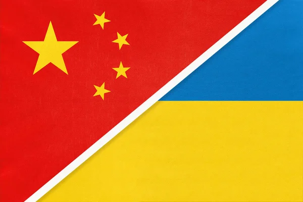 Китай або Пц проти України національний прапор з текстилю. Відносини між азійськими та європійськими країнами. — стокове фото