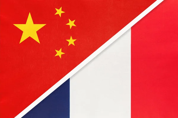 Китай або Prc проти французького національного прапора з текстилю. Відносини між азійськими та європійськими країнами. — стокове фото