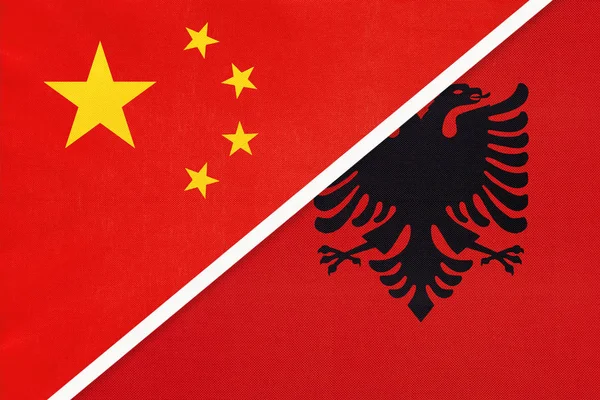 Kína vagy Prc kontra Albánia nemzeti zászló textilből. Az ázsiai és az európai országok közötti kapcsolat. — Stock Fotó
