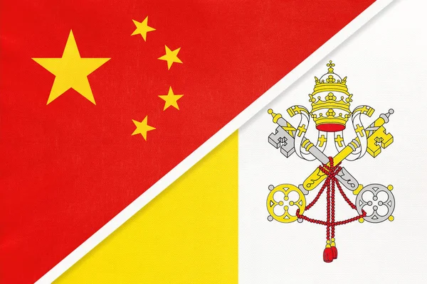 Kína vagy Prc kontra Vatican City nemzeti zászló textilből. Az ázsiai és az európai országok közötti kapcsolat. — Stock Fotó