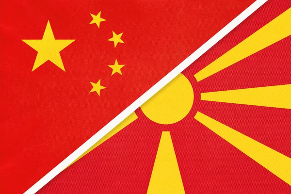 Cina o RPC vs Macedonia del Nord bandiera nazionale da tessile. Rapporti tra paesi asiatici ed europei . — Foto Stock