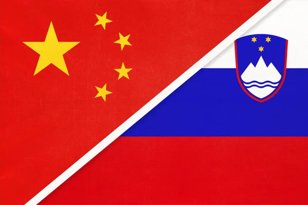 Китай або Prc vs Словенія національний прапор з текстилю. Відносини між азійськими та європійськими країнами. — стокове фото