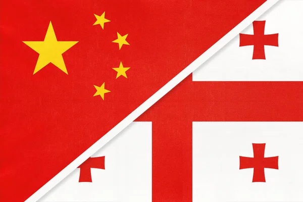 República Popular da China ou RPC vs Geórgia bandeira nacional de têxteis. Relação entre dois países asiáticos . — Fotografia de Stock
