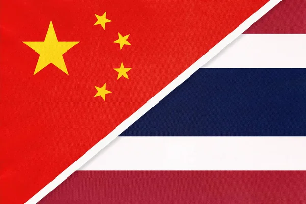 Китайська Народна Республіка або Національний прапор Прк проти Таїланду з текстилю. Відносини між двома азійськими країнами. — стокове фото