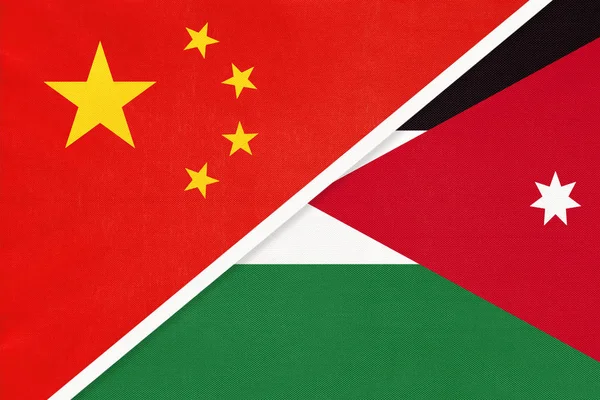 Китайська Народна Республіка або Народний прапор Прак проти Йорданії з текстилю. Відносини між двома азійськими країнами. — стокове фото