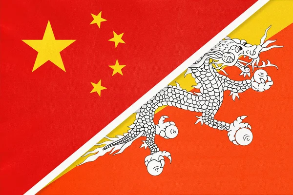 República Popular da China ou RPC vs Bandeira nacional do Butão a partir de têxteis. Relação entre dois países asiáticos . — Fotografia de Stock