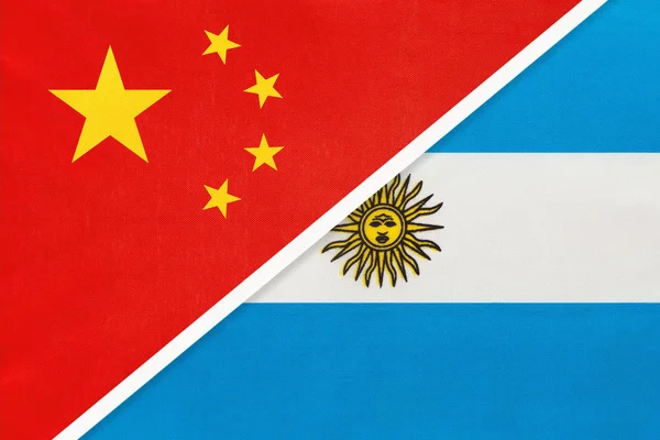 China oder prc vs argentinische Nationalflagge aus Textil. Beziehungen zwischen asiatischen und amerikanischen Ländern. — Stockfoto