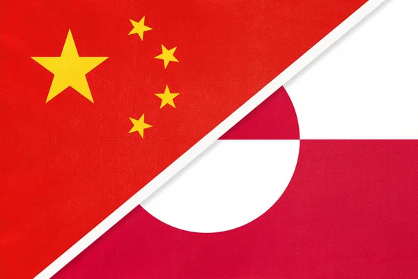 Китай або Prc проти Гренландії національний прапор з текстилю. Відносини між азійськими та американськими країнами. — стокове фото