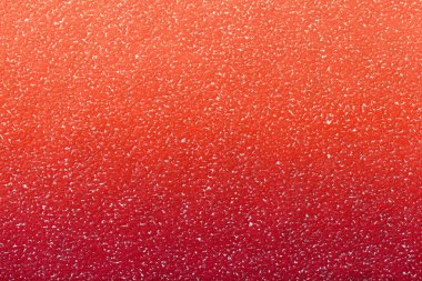 Eski koyu kırmızı kağıdın dokusu mercan eğimli, yakın plan. Yoğun karmine sanatı kartonunun yapısı.