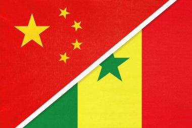 Çin Halk Cumhuriyeti veya PRC Senegal ulusal bayrağına karşı tekstil. İki Asya ve Afrika ülkesi arasındaki ilişki, ortaklık ve ekonomi.