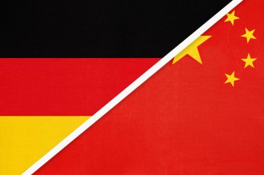 Almanya Federal Cumhuriyeti, Çin 'e karşı. Tekstil' den iki ulusal bayrağın sembolü. Avrupa ve Asya ülkeleri arasındaki ilişki, ortaklık ve şampiyonluk.