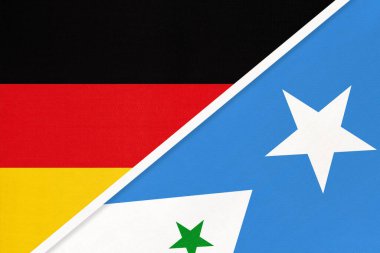 Almanya Federal Cumhuriyeti, Galmudig State 'e karşı. Tekstil' den gelen iki ulusal bayrağın sembolü. Avrupa ve Afrika ülkeleri arasındaki ilişki, ortaklık ve şampiyonluk.