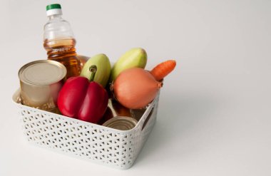 Sehpadaki sebzelerden alınan ürünler.