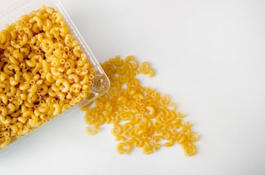  Masada şeffaf ambalajlı makarna.