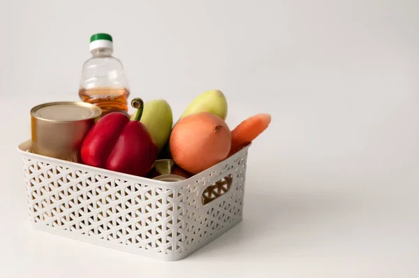 Sehpadaki sebzelerden alınan ürünler.