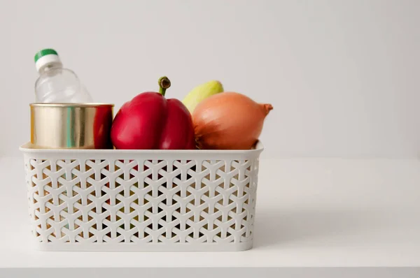 Sehpadaki sebzelerden alınan ürünler.