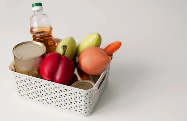 Sehpadaki sebzelerden alınan ürünler.