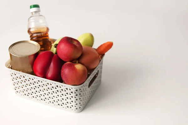 Sehpadaki sebzelerden alınan ürünler.