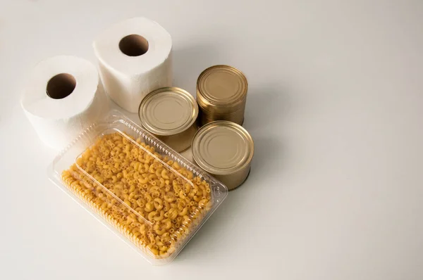  Masada şeffaf ambalajlı makarna.