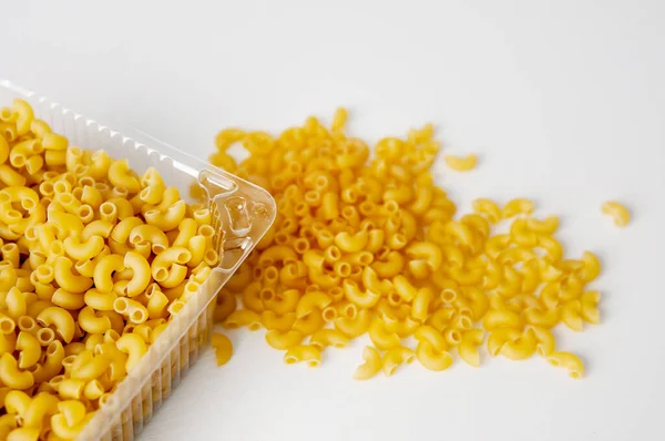  Masada şeffaf ambalajlı makarna.