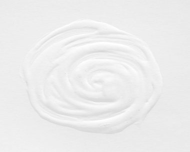 El yapımı fırça darbeleriyle beyaz boyanın 3 boyutlu dokusu, modern tasarım için dekor elementleri. Ekran koruyucu şablonu ve gri gradyan düğün kartı için soyut arkaplan.