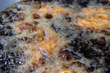 kızgın yağ kaynar kızarmış tavuk