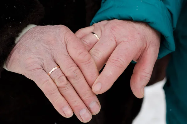 yaşta evli çift eller