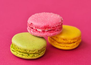 bir yer metnin altına pembe bir zemin üzerine üç macaroons