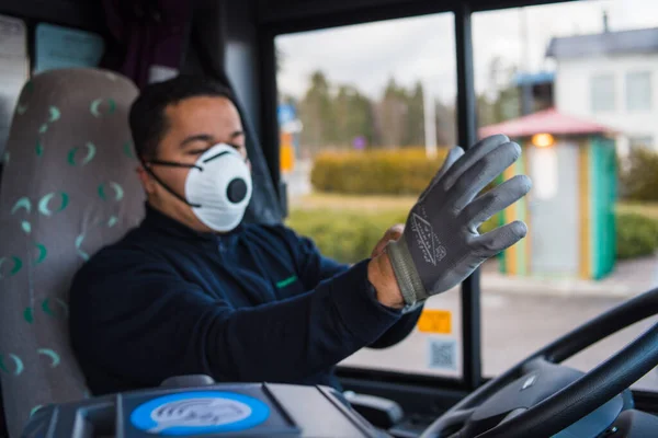 Kierowca Autobusu Masce Umieszcza Rękawice Ochronne Ręce Autobusie Aby Chronić — Zdjęcie stockowe