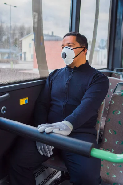 Passasjerer Med Maske Har Hansker Hendene Buss Beskytte Seg Mot – stockfoto