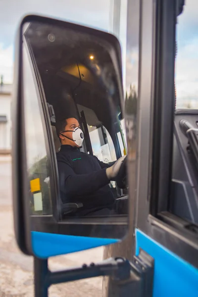 Водій Автобуса Маскою Кладе Захисні Рукавички Руку Автобусі Щоб Захистити — стокове фото