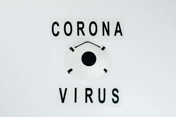 Zwarte Inscriptie Coronavirus Beschermmasker Witte Achtergrond Pandemisch Coronavirus 2020 Quarantaine — Stockfoto