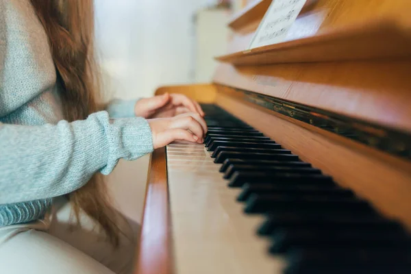 Dziewczyna Ćwiczy Lekcje Gry Pianinie Domu Zbliżenie Rąk Dziecka Grających — Zdjęcie stockowe
