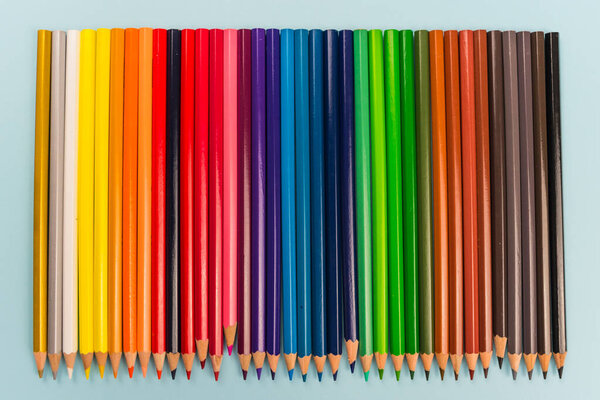 Цветные карандаши, изолированные на голубом фоне. Закрывай. Цветной карандаш выделен на синем фоне, концепция образовательной рамки. фон из цветных карандашей на голубой бумаге. Цветная линия цветных карандашей. художественное фото
