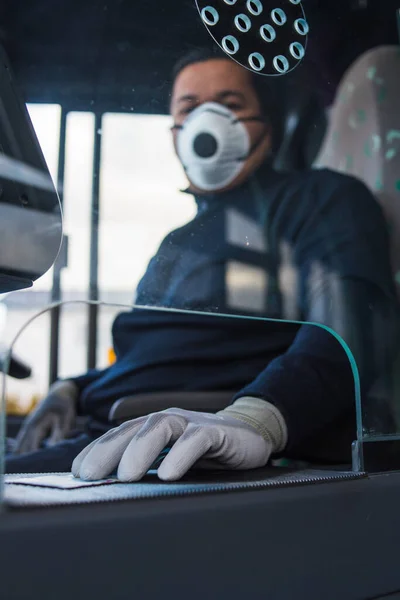 Kierowca Autobusu Nosi Maskę Aby Chronić Się Przed Epidemią Koronawirusów — Zdjęcie stockowe