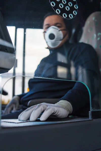 Busdriver Lleva Una Máscara Facial Para Protegerse Epidemia Coronavirus Detrás —  Fotos de Stock