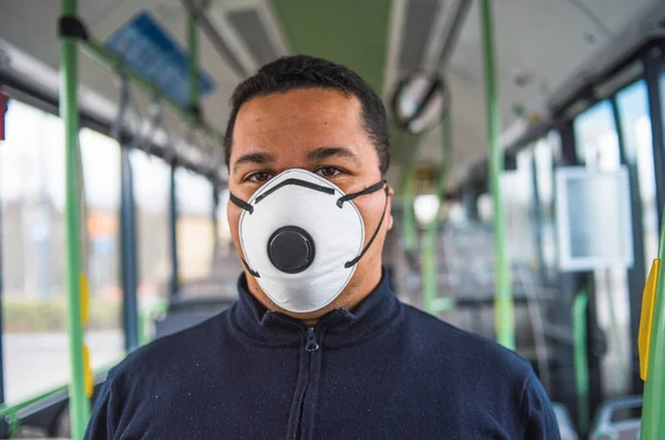 Joven Pasajero Hispano Lleva Máscara Autobús Para Protegerse Epidemia Coronavirus —  Fotos de Stock