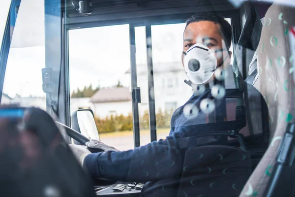 Kierowca Autobusu Masce Zakłada Rękawiczki Ochronne Swoją Młodą Latynoską Dłoń — Zdjęcie stockowe