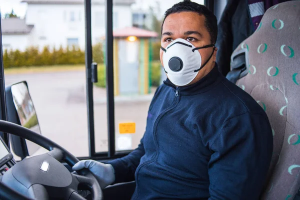 Ung Hispanic Busschaufför Med Mask Sätter Skyddshandskar Handen Bussen För Royaltyfria Stockbilder