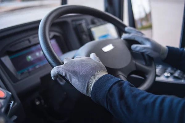 Busschaufför Med Mask Sätter Skyddshandskar Handen Bussen För Att Skydda Stockbild