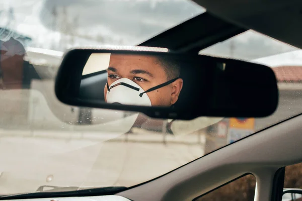 Ung Hispanic Mann Alene Bilen Bærer Beskyttende Maske Hindre Spredning – stockfoto