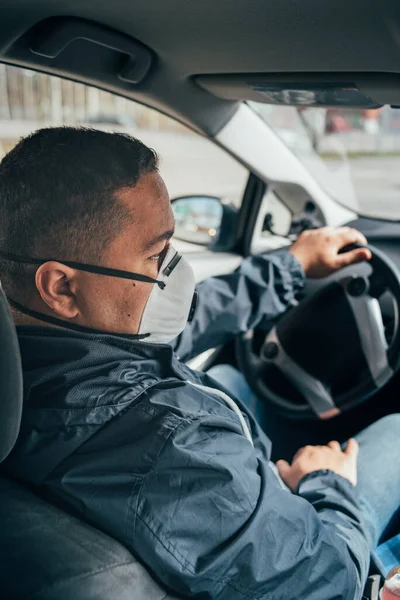 Ung Latinamerikansk Man Ensam Bilen Bär Skyddande Mask För Att — Stockfoto