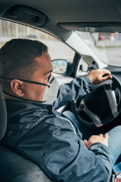 Ung Latinamerikansk Man Ensam Bilen Bär Skyddande Mask För Att Stockfoto