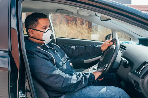 Jonge Spaanse Man Alleen Auto Draagt Een Beschermend Masker Verspreiding — Stockfoto